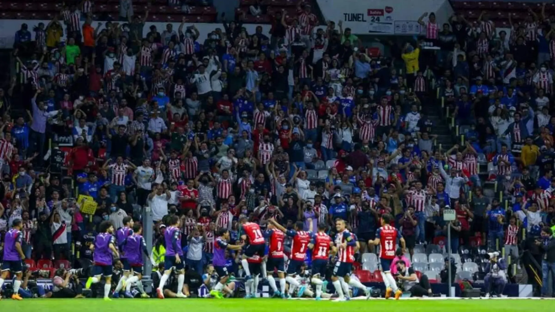 Chivas le gana a Cruz Azul en el Azteca